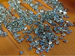 TWS耳机零件人工摆盘困局：唯思特整列机如何实现产能倍增