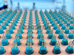 专为 3C 电子打造：唯思特整列机高效解决微型连接器、精密手机卡托排序挑战