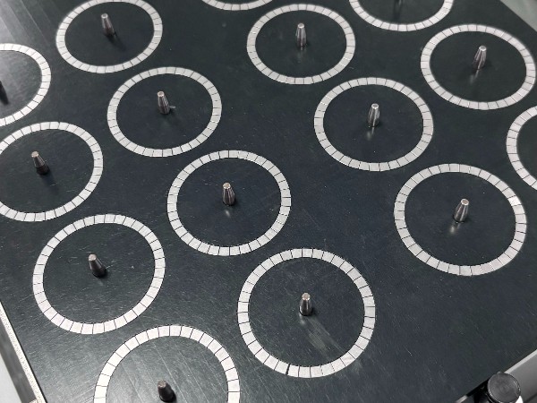 无线充磁铁人工摆盘成本飙升？1台唯思特整列机可替代6名工人，年省人力成本20万+