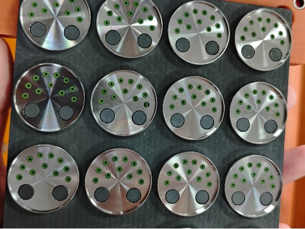 唯思特整列机驱动的玻珠引线盖板高效人机协同解决方案