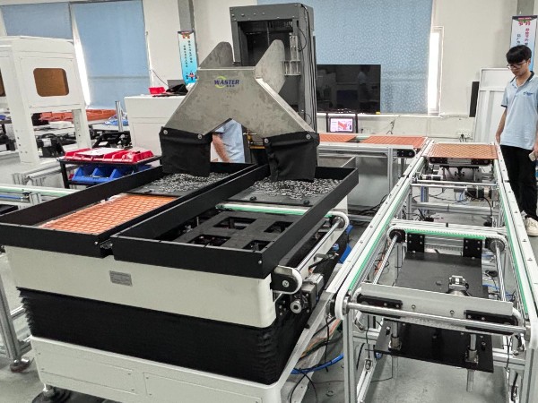 金属弹簧扣（钥匙扣）高效精密摆盘解决方案：为后道工艺奠定完美基础