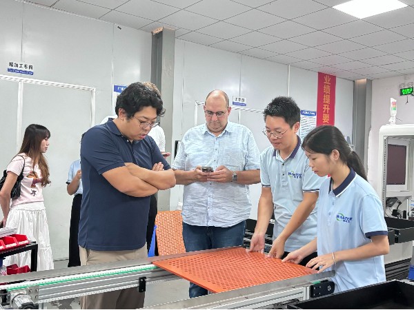 东莞唯思特接待葡萄牙客户，整列机蓄势待发进军海外